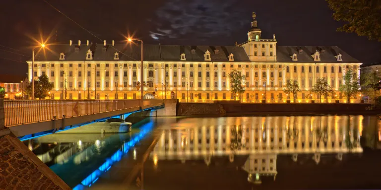 Universität Breslau bei Nacht