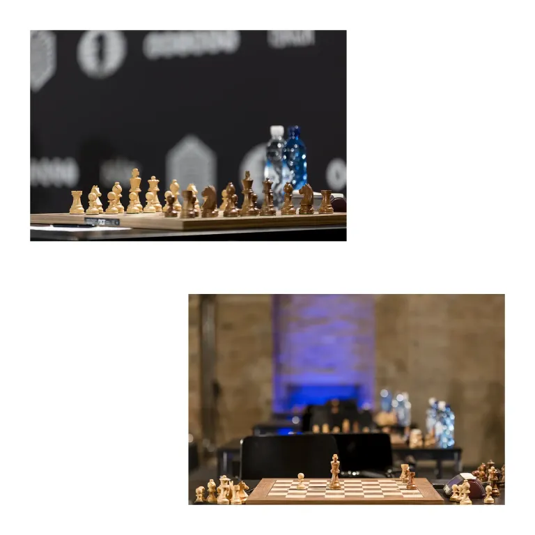zwei Schachbretter mit den Figuren im Licht der Scheinwerfer