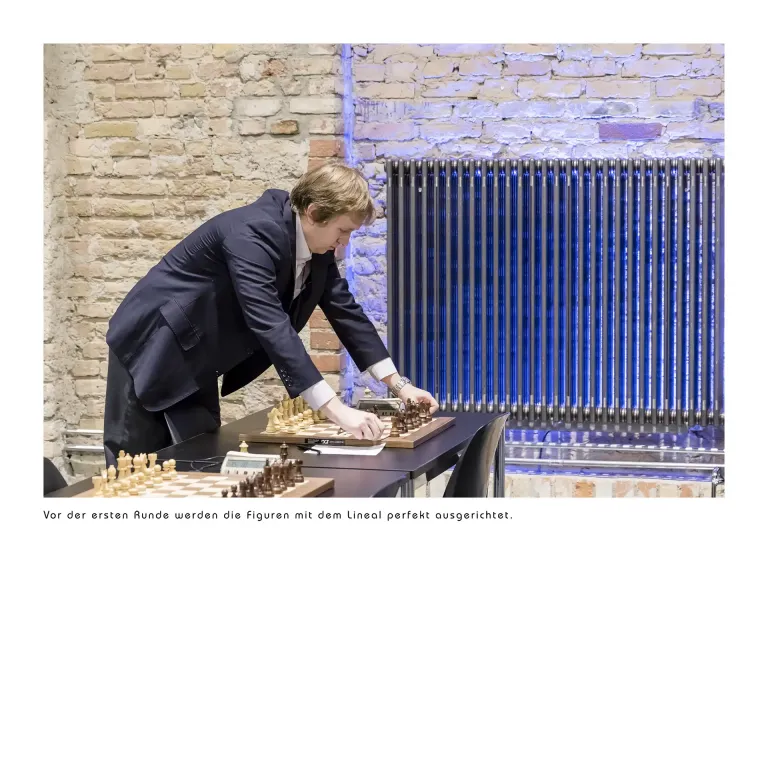 Warmes Licht kontrastiert in dem Ziegelgebäude mit blauem Licht, das hinter den Heizkörpern an der Wand zart strahlt