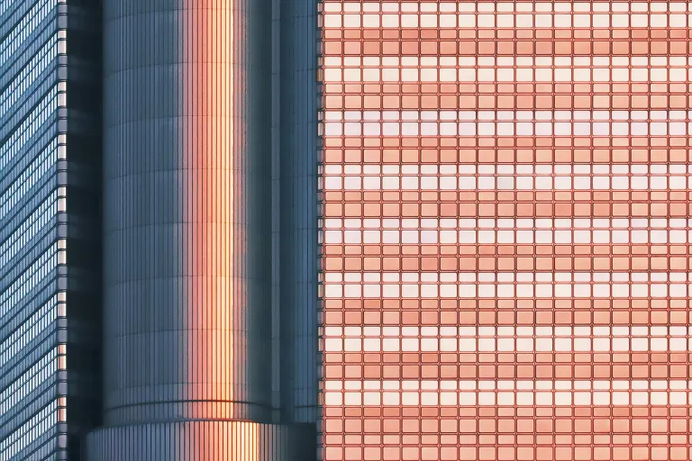 Siegerbild im Architekturfotowettbewerb: Das Gebäude der Hypobank im Licht der tiefstehenden Sonne. Die rechts Seite im hellen strahlenden direkten Sonnenschein,  die linke Seite im dunkleren himmelsblauen Lichte.