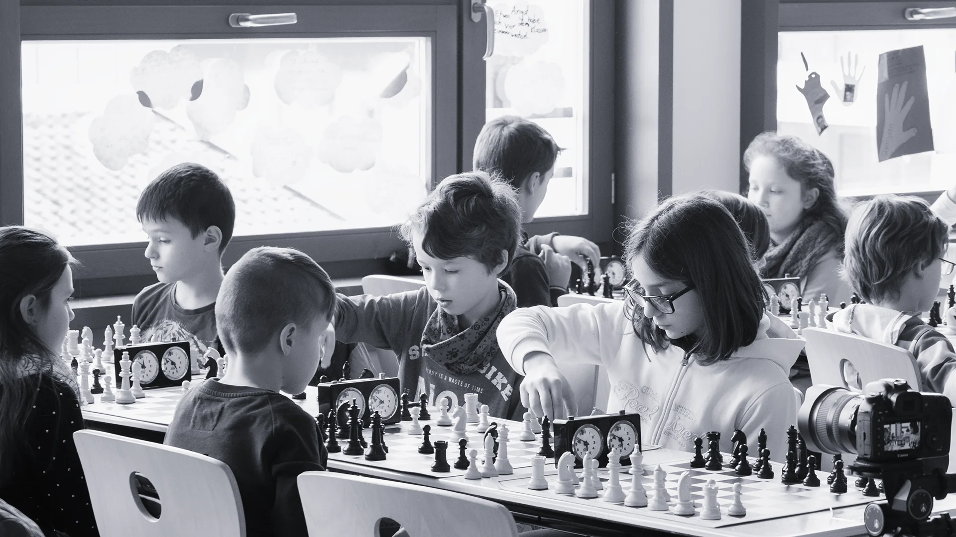 Grundschulkinder beim Schachspielen